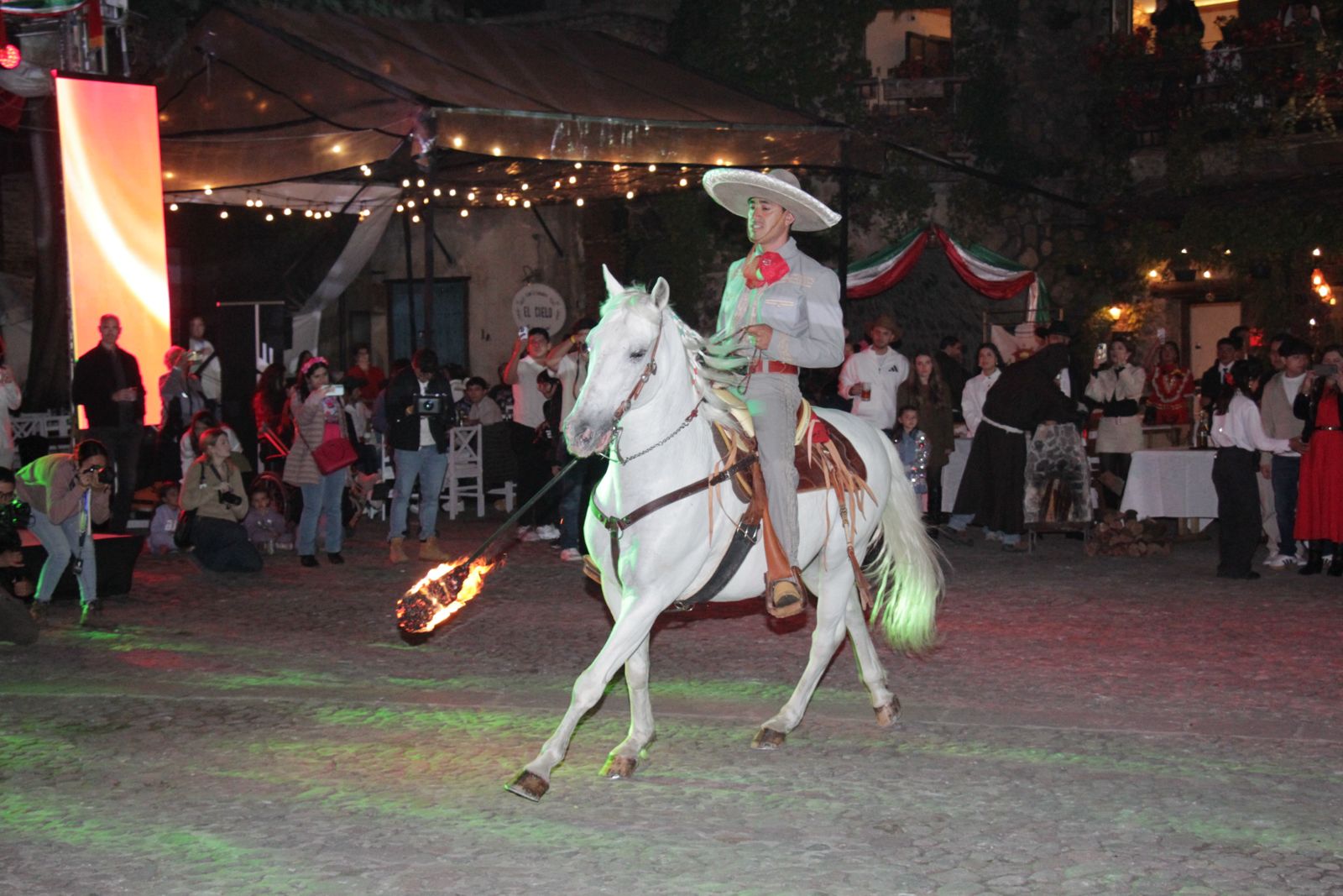 Val’Quirico celebra 11 años de fundación y la Independencia de México con una velada que exalta el orgullo mexicano